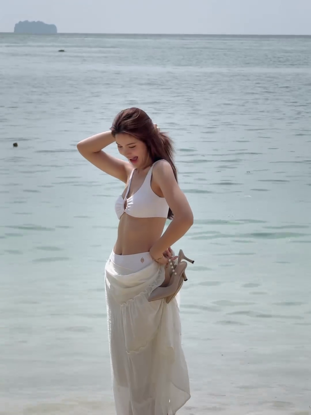 กานต์ ณัฐชา เปิดโหมดเซ็กซี่ นุ่งทูพีซอวดหุ่นสวยริมทะเล