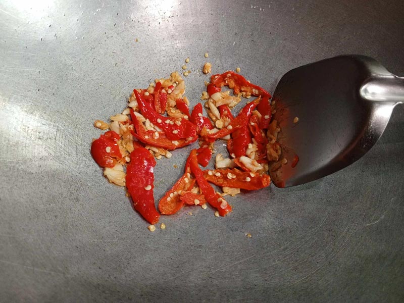 วิธีผัดคะน้าปลากระป๋อง ใส่น้ำมันลงในกระทะ