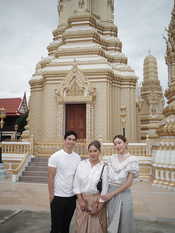  อุ้ม ลักขณา นิวเคลียร์ หรรษา ฉลองวันเกิดคุณแม่ม่วย สมปอง