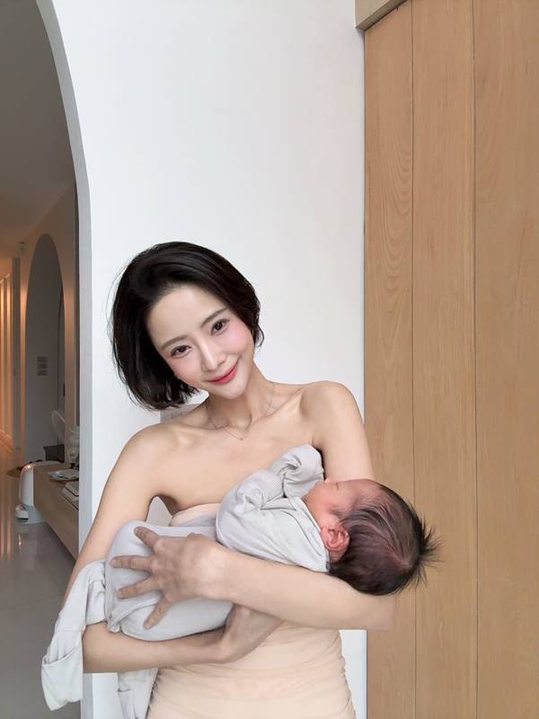 แจม ชรัฐฐา เผยภาพอุ้มเด็ก