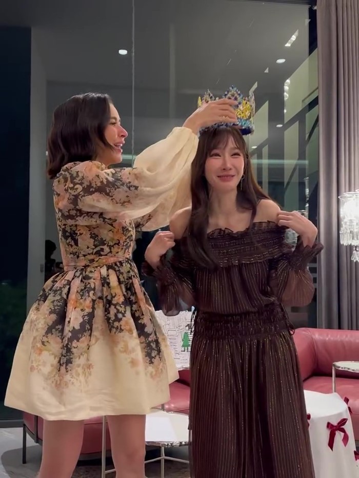 ส่องของขวัญ อั้ม พัชราภา จับสลากปีใหม่ มาดามแป้ง ได้อะไร 