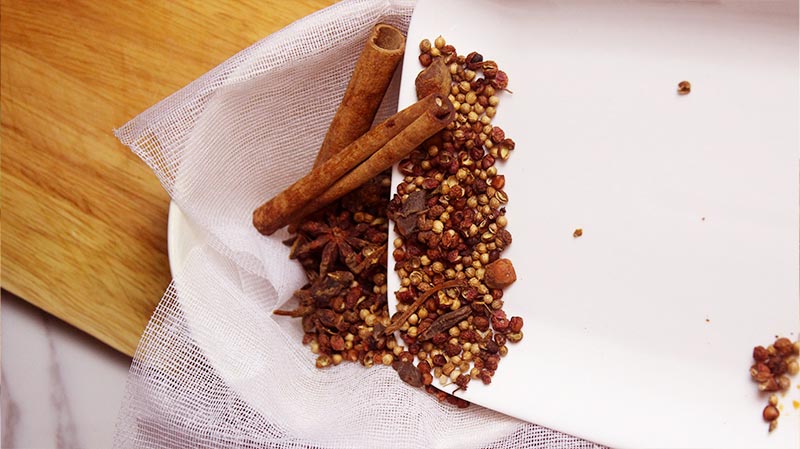 ไส้หมูพะโล้