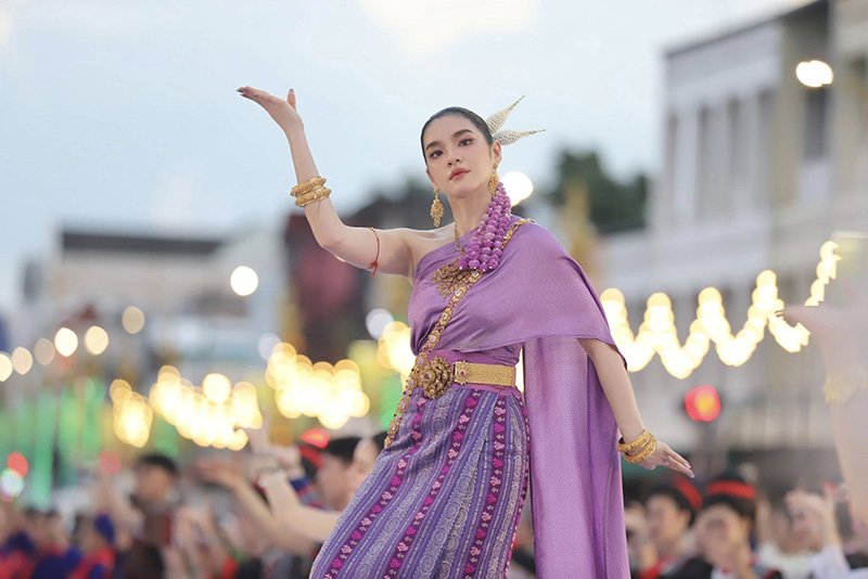 ดราม่า เฌอปราง โดนติงนำขบวนรำบวงสรวง