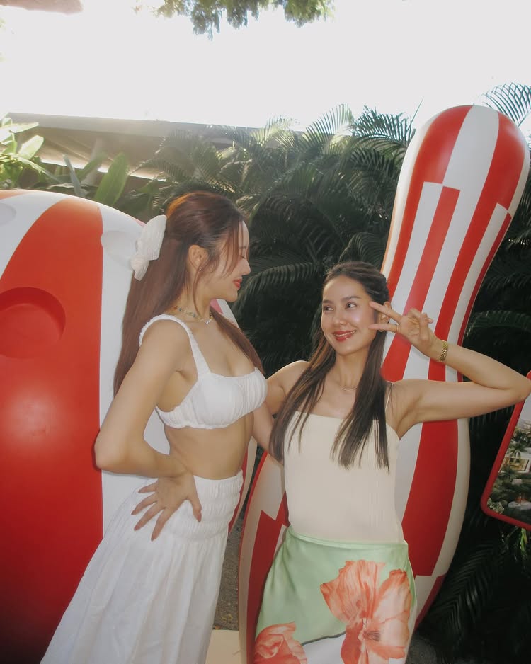 มะนาว ศรศิลป์ ควง มายด์ ณภศศิ แซ่บแพ็กคู่ในชุดว่ายน้ำ