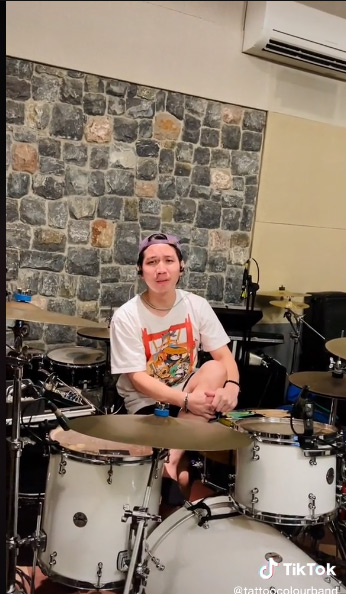 แทททู คัลเลอร์ ทวงท่อนฮุคเพลง ฟ้า