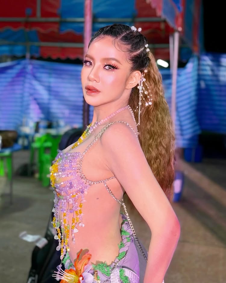 ใบเตย อาร์สยาม ใส่ทูพีซ โชว์หุ่นขาวเนียนริมทะเล
