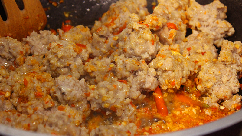 กะเพราหมูเด้ง