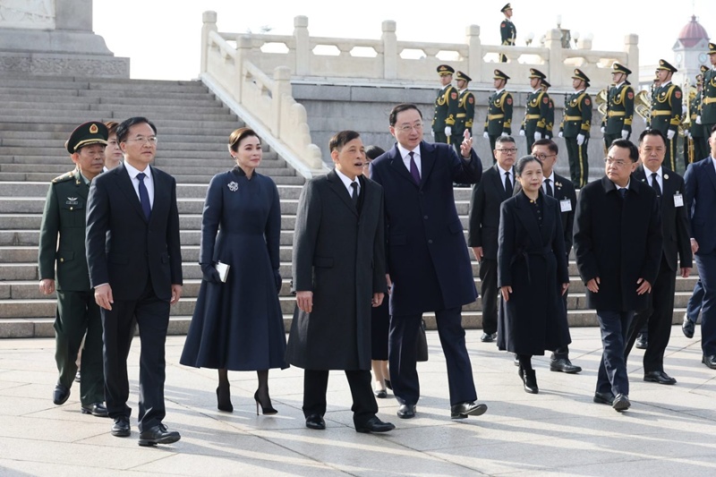 พระราชินีสุทิดา ทรงฉลองพระองค์งดงามระหว่างเสด็จเยือนจีน