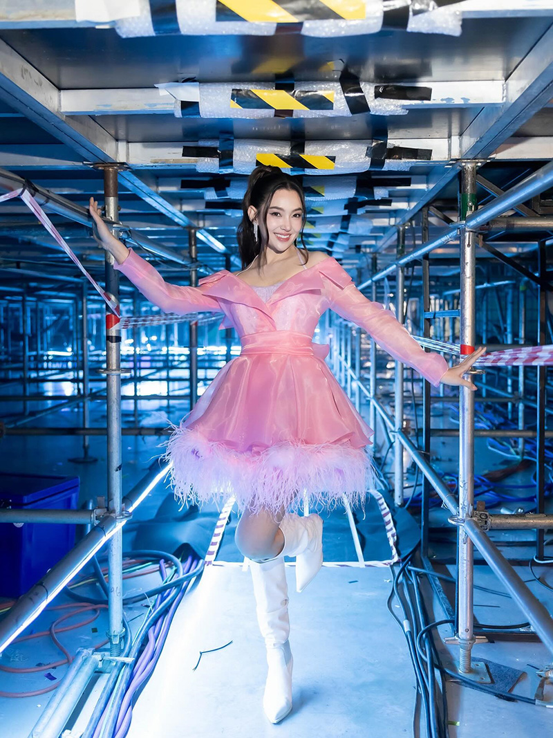 เบลล่า พา วิล ชวิล เล่น MV ซ่อนกลิ่น ในคอนเสิร์ต ปาล์มมี่ FC