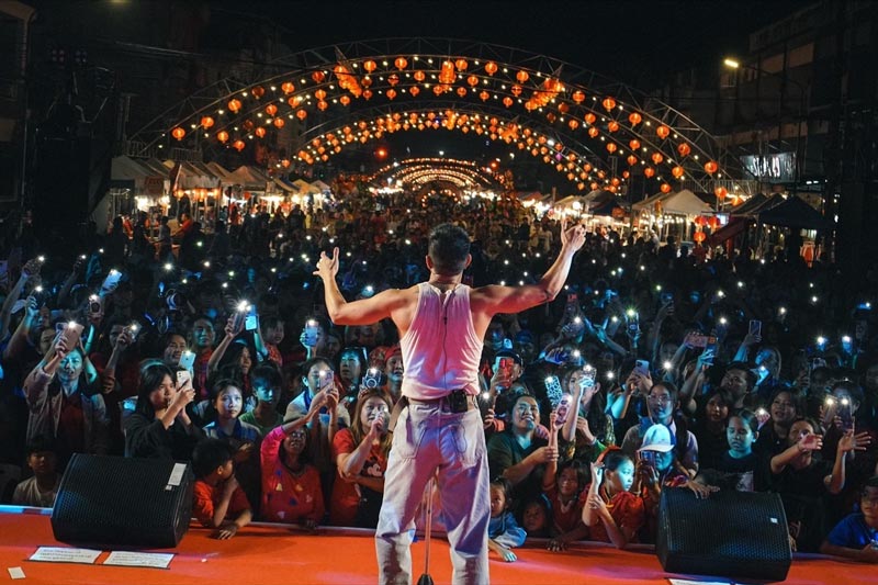 โตโน่ ภาคิน จัด World Tour