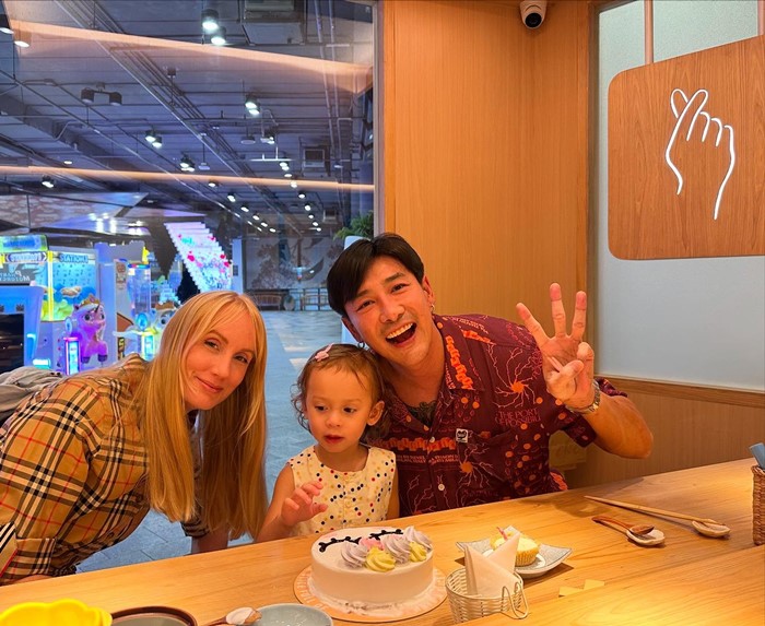 บอย ภิษณุ ร่วมเฟรม อแมนดา เชียร์ลูกสาวที่งานโรงเรียน