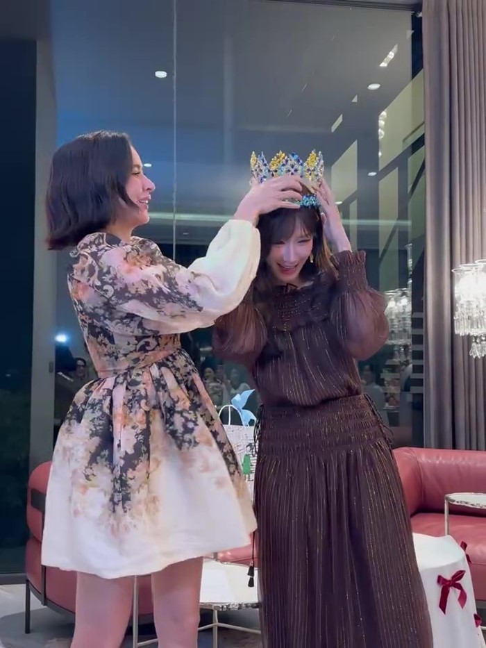 ส่องของขวัญ อั้ม พัชราภา จับสลากปีใหม่ มาดามแป้ง ได้อะไร 