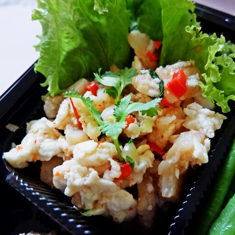 วิธีทำผัดอกไก่ไข่ขาวใส่ใบโหระพา