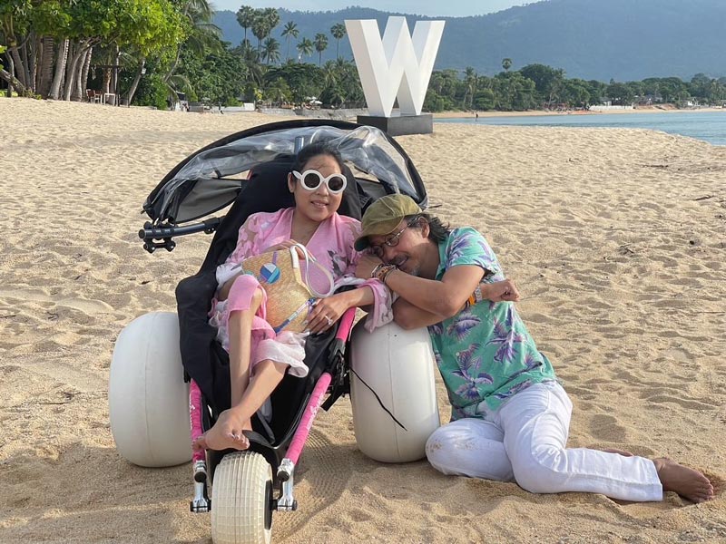 นายพลดอลล่าร์ ควงภรรยา คุณหญิงบัว พักผ่อนริมทะเล