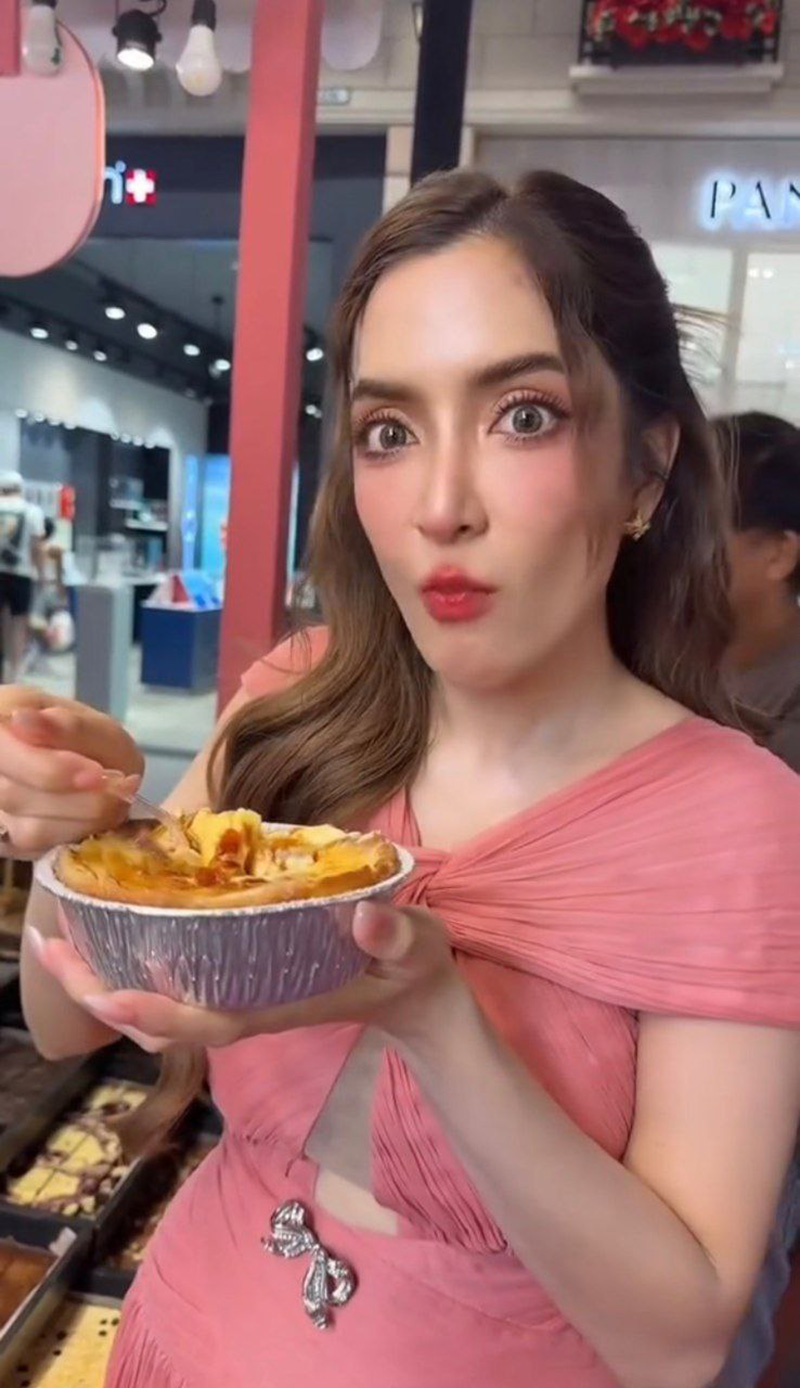 พิ้งกี้ สาวิกา โพสต์คลิปกินแซ่บ แต่คนหลุดโฟกัส