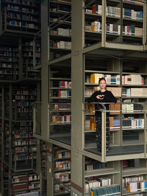 เต้ย จรินทร์พร รีวิวห้องสมุดสุดโปรด แต่ช็อตนี้แฟนหนุ่มแย่งซีน