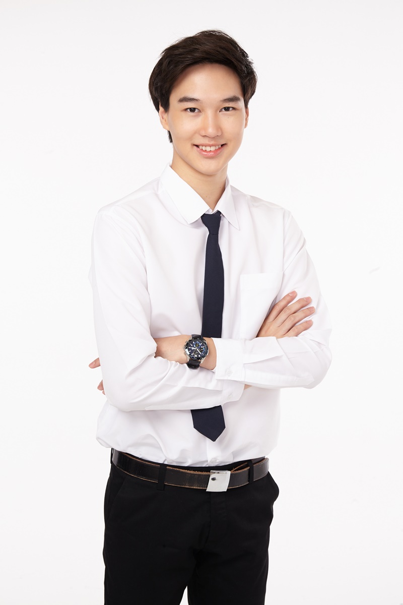 เกียร์สีขาวกับกาวน์สีฝุ่น