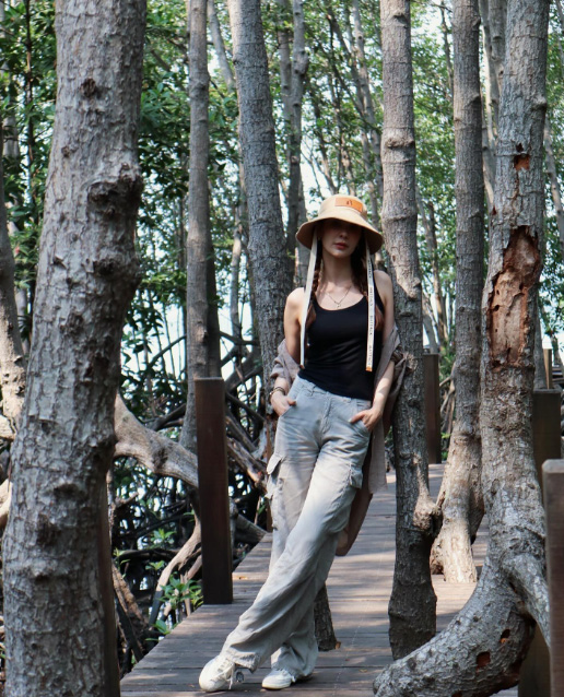 โบว์ เบญจวรรณ แต่งตัวไปน้ำตก