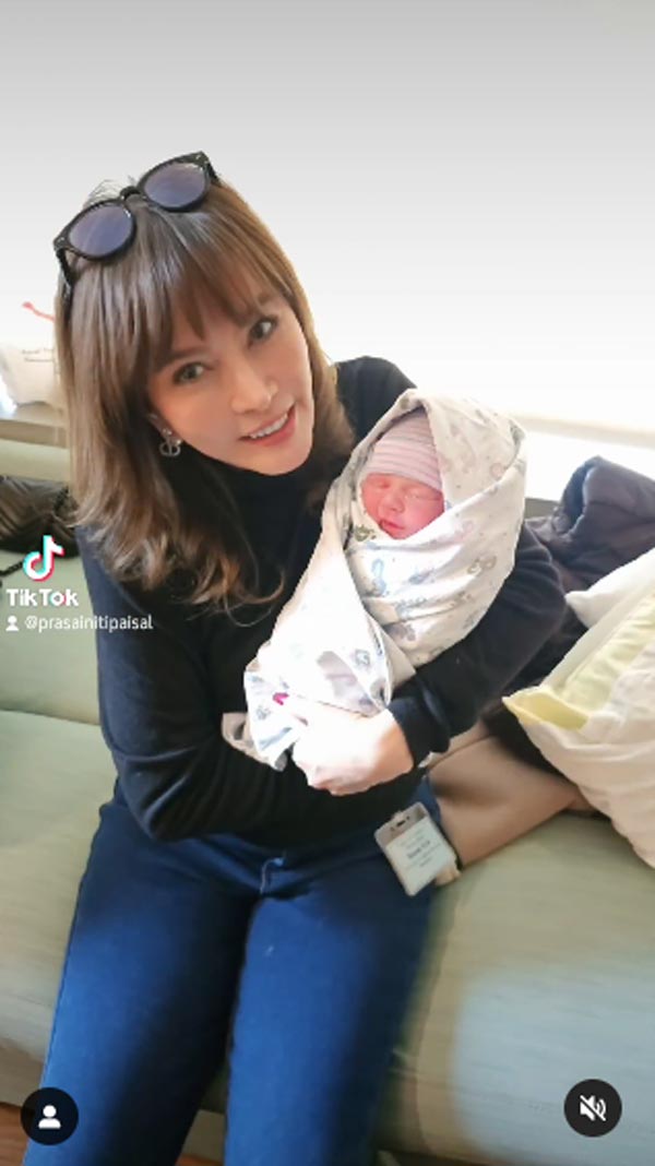 หญิง พลอยชมพู คลอดลูก