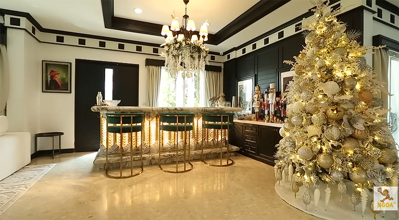 บ้าน ไฮโซข้าวโพด