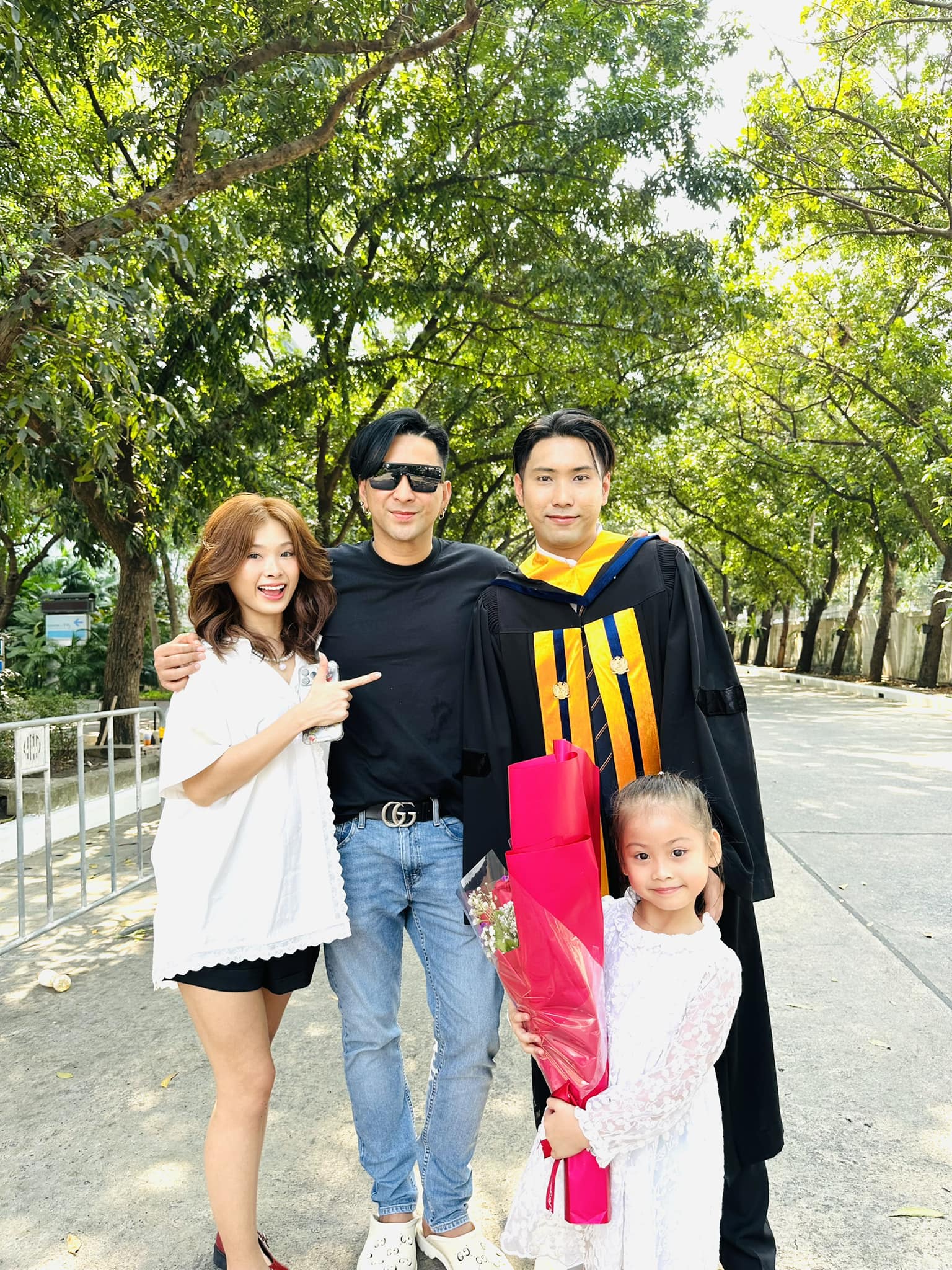 ลูกชาย บอล เชิญยิ้ม รับปริญญา