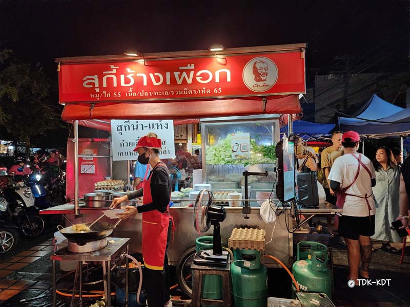 ตลาดโต้รุ่งช้างเผือก, ตลาดโต้รุ่งประตูเชียงใหม่, กาดหลวงกลางคืน