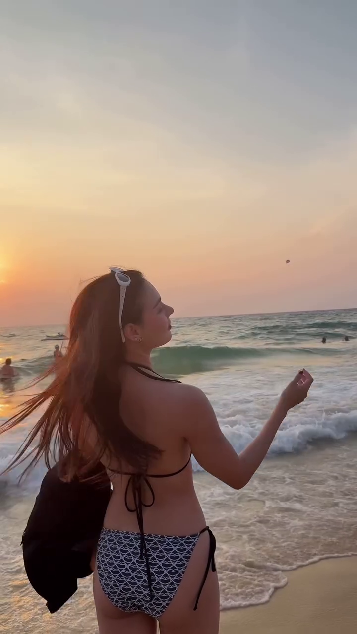 พลอย พีรชาดา นางเอกหน้าสวยกับลุคเซ็กซี่ที่ภูเก็ต