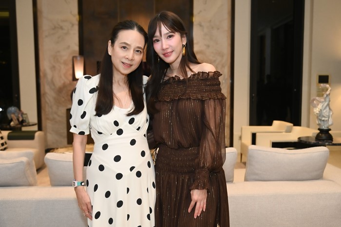 ส่องของขวัญ อั้ม พัชราภา จับสลากปีใหม่ มาดามแป้ง ได้อะไร 