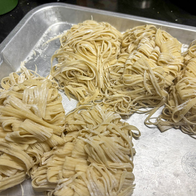 ราเมงเกี๊ยวหมูหางยาว ซุปไก่ กับปีกไก่ตุ๋นซอส เมนูเส้น อาหารจานเดียว เกี๊ยวหมู สูตรอาหาร