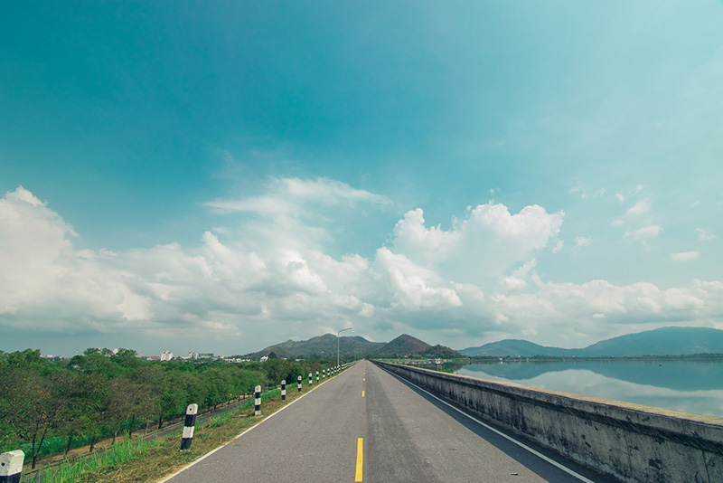ถนนริมอ่างเก็บน้ำบางพระ จังหวัดชลบุรี
