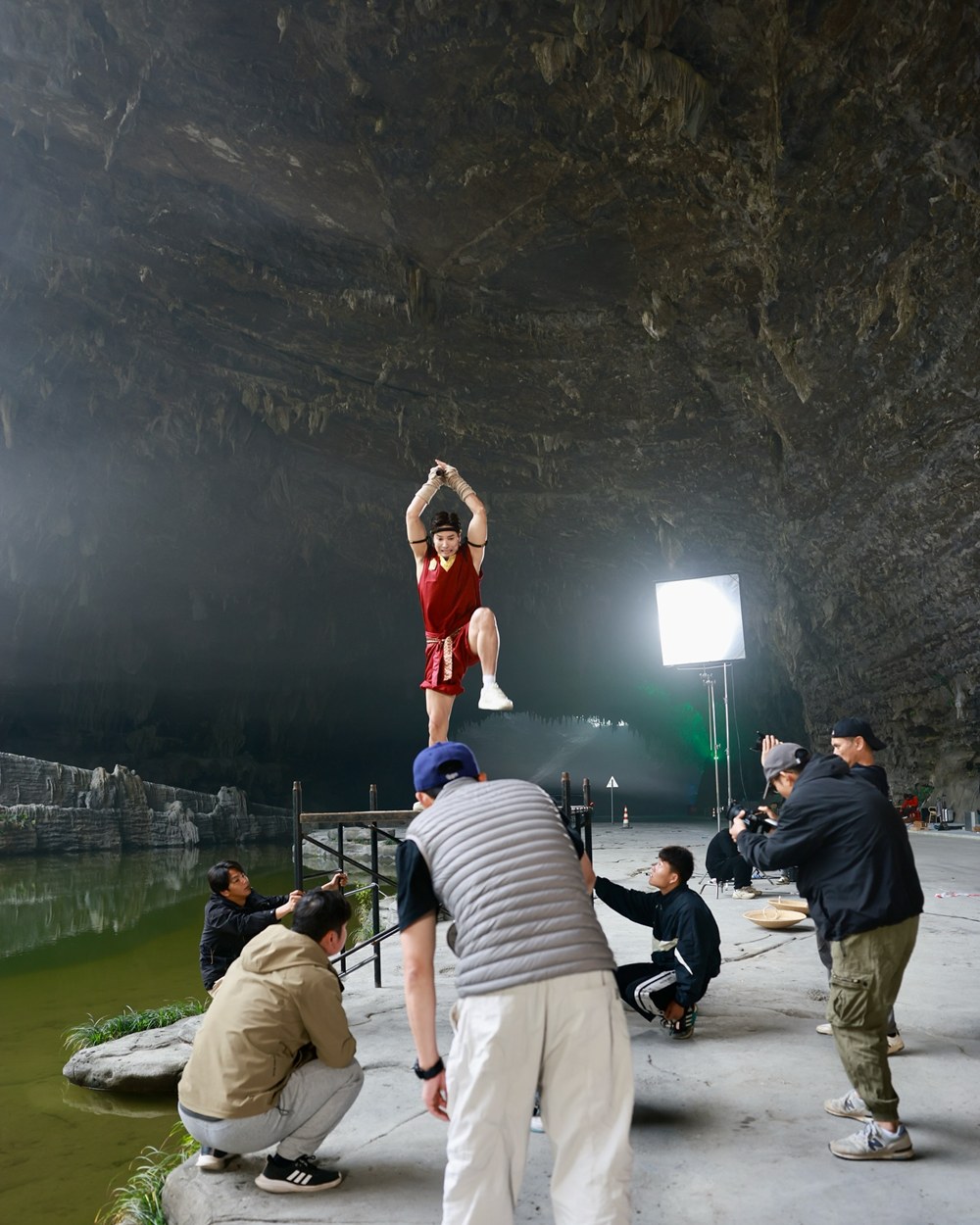 ไมค์ ภัทรเดช สร้างชื่อในจีน โชว์มวยไทยบินได้ ต่อสู้ด้วยดาบไฟ