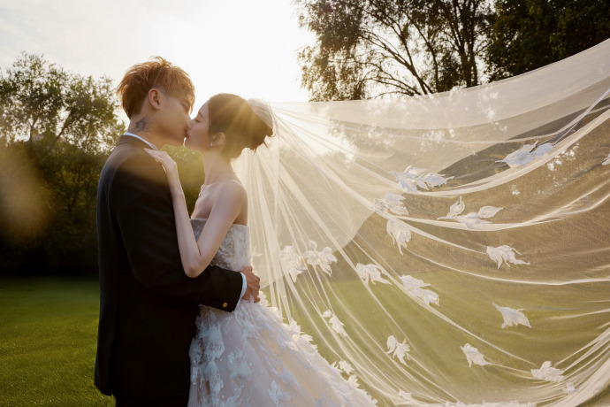 หวงจื่อเทา เปิดภาพพรีเวดดิ้ง สวีอี้หยาง สวยหรูอลังการ