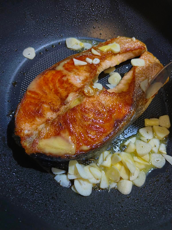 สเต๊กปลาแซลมอนซอสเนยสดกระเทียม เมนูสเต๊กปลาแซลมอน อาหารฝรั่ง เมนูสุขภาพ