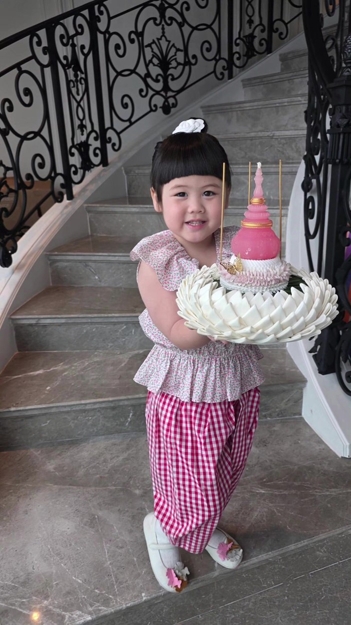 น้องแอบิเกล สวมชุดไทย ซ้อมลอยกระทง