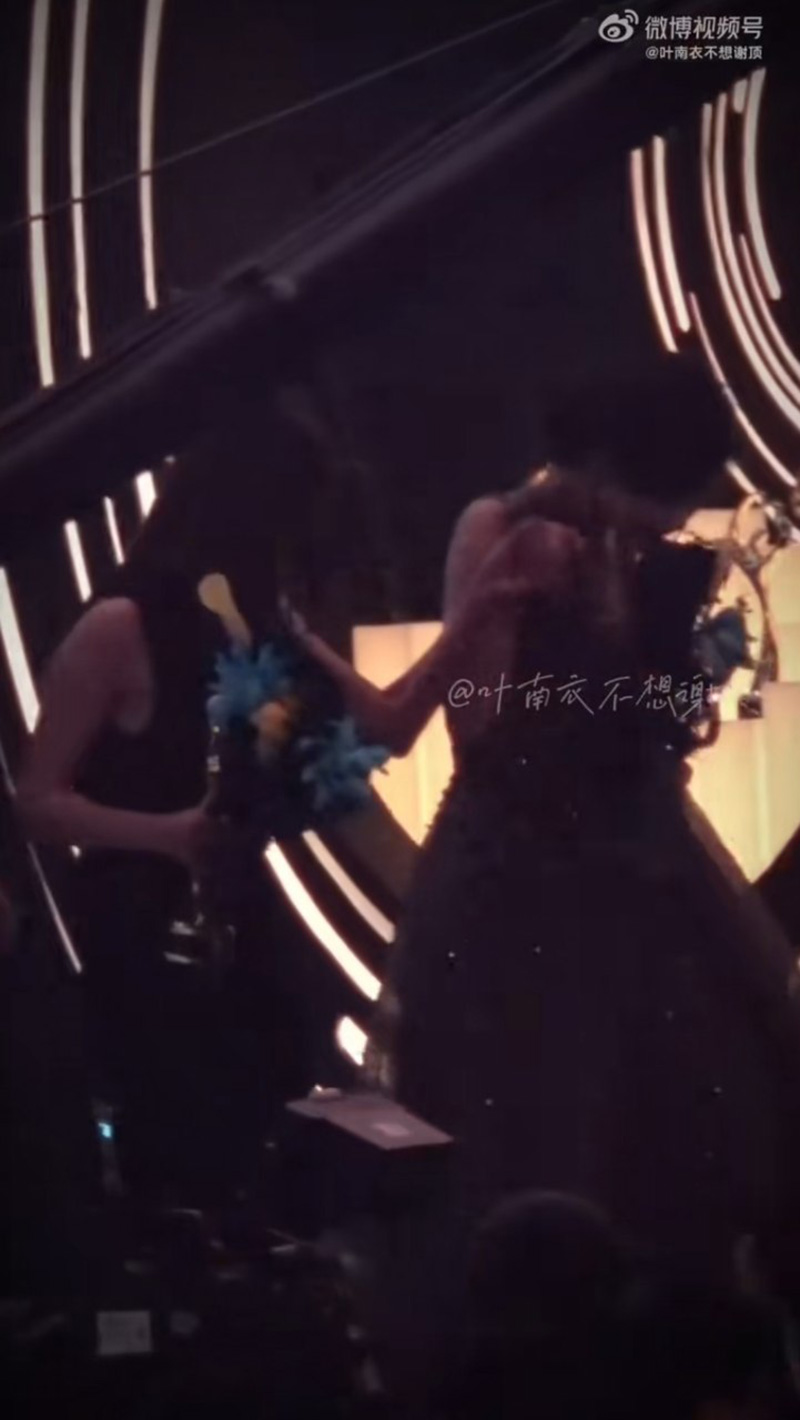  เปิดโมเมนต์ ใบเฟิร์น ช่วย เมิ่งจื่ออี้ นางเอกดัง ในงานที่จีน