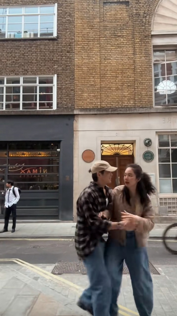 โบว์ เมลดา ถึงกับเหวอ อาเล็ก ธีรเดช บินเซอร์ไพรส์ถึงลอนดอน