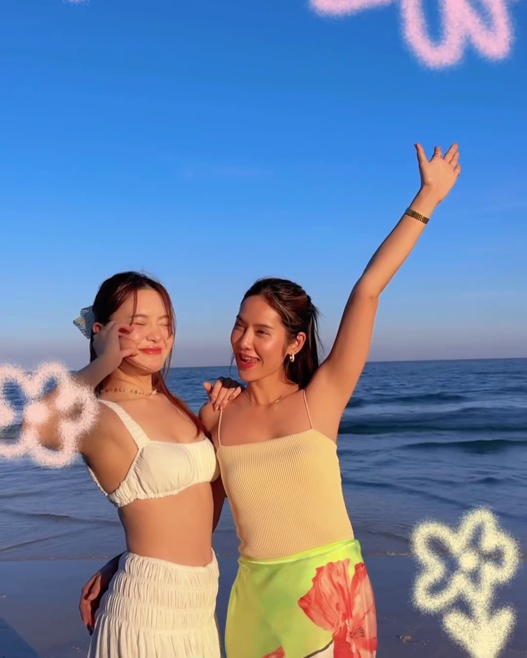 มะนาว ศรศิลป์ ควง มายด์ ณภศศิ แซ่บแพ็กคู่ในชุดว่ายน้ำ