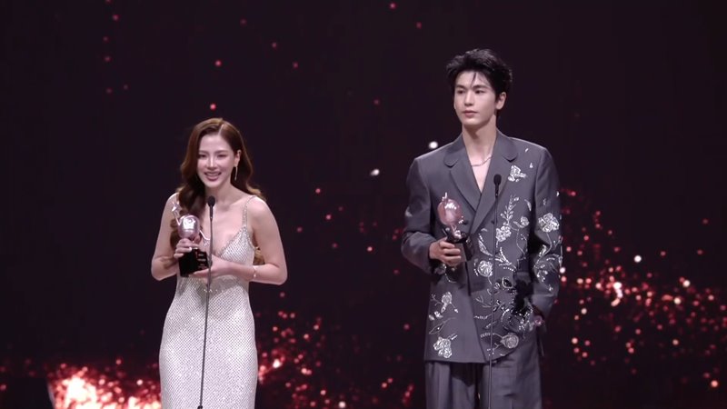 ใบเฟิร์น พิมพ์ชนก ขึ้นรับรางวัลที่จีน อวดออร่าสะพรั่ง