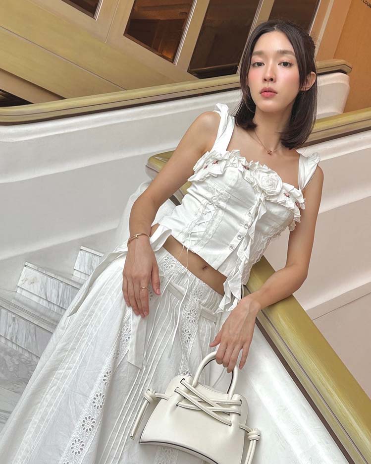 โม มนชนก