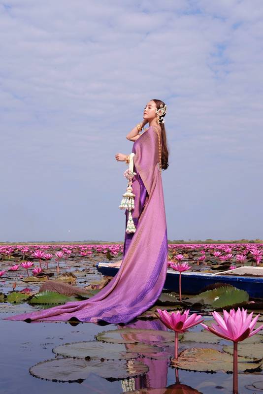 แพรี่พาย เผยเซตภาพในตำนาน ทุ่งทะเลบัวแดง