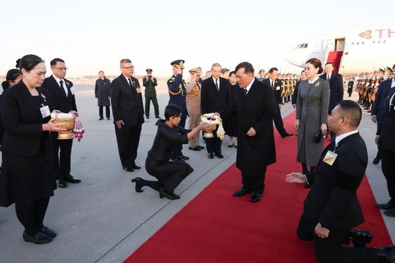 พระราชินีสุทิดา ทรงฉลองพระองค์งดงามระหว่างเสด็จเยือนจีน