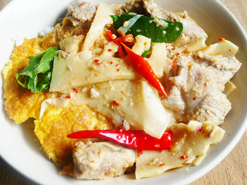 แกงเผ็ดหน่อไม้สด ซี่โครงหมูตุ๋น