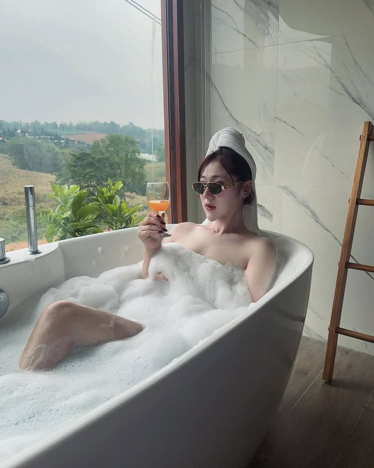 พลอย พลอยสุรีย์ ไอดอลสาวสุดฮอต