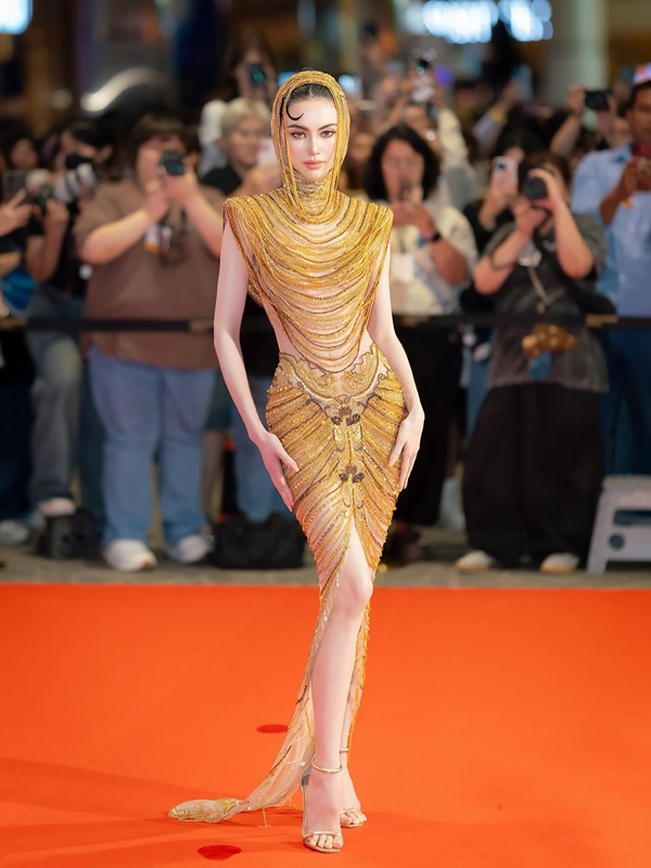 ใหม่ ดาวิกา ชุดสีทองสวยจึ้งดุจนางพญา