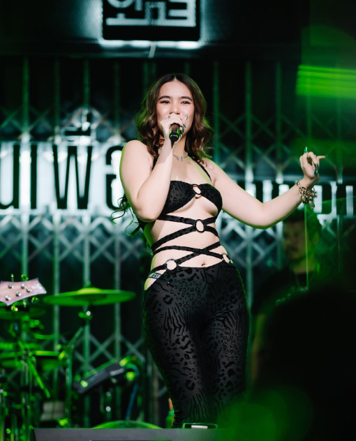 แฟชั่นชุดร้องเพลง