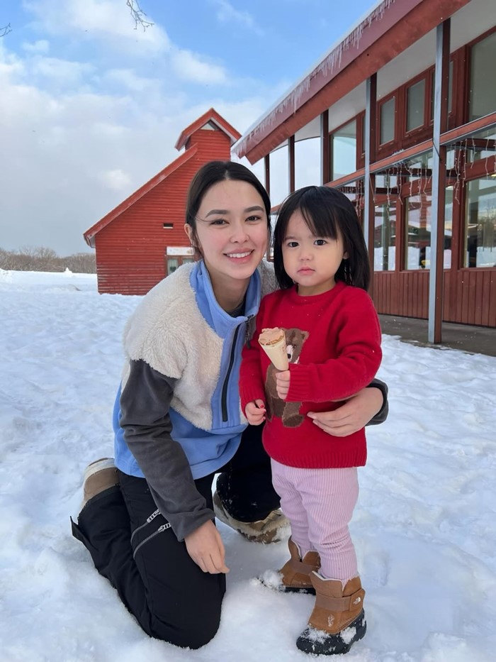 แพทริเซีย พาน้องเอลิเซีย และน้องแพทริค สัมผัสหิมะที่ญี่ปุ่น