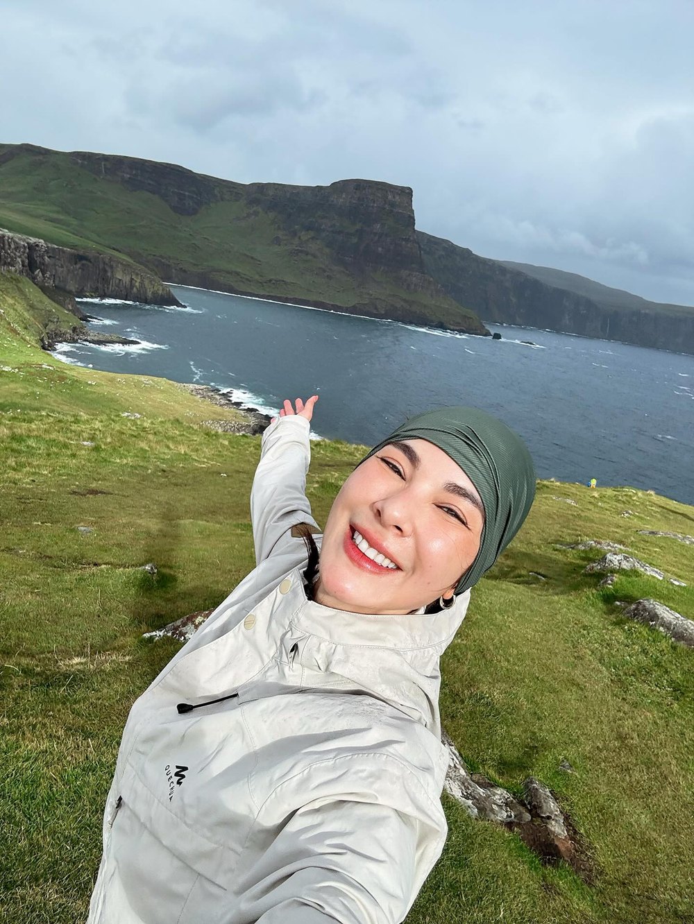 โบว์ เบญจวรรณ เดินป่าในยุโรป โชว์รองเท้าคู่ คนจับตาเปิดตัวแฟนใหม่