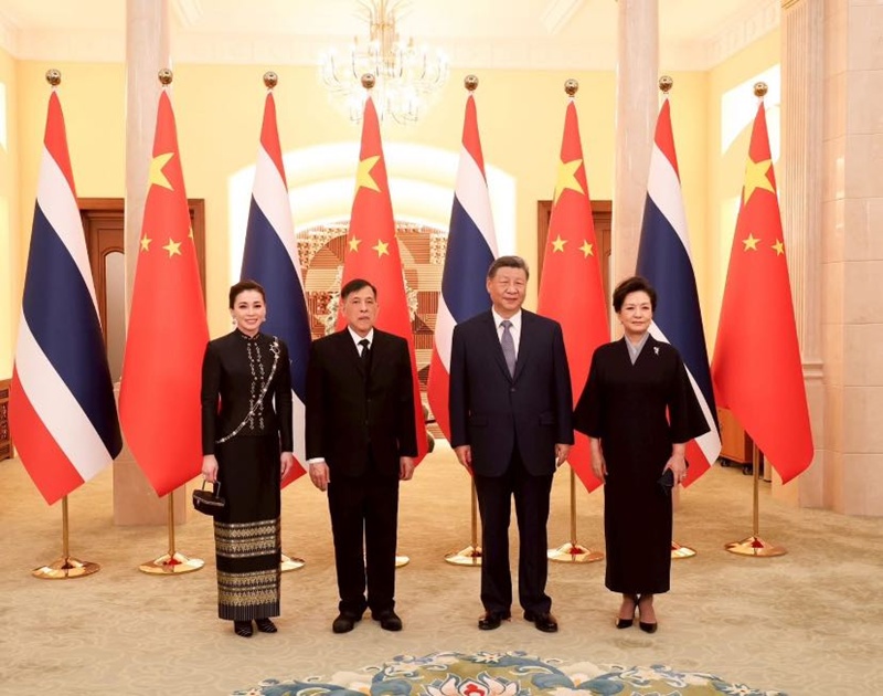 พระราชินีสุทิดา ทรงฉลองพระองค์งดงามระหว่างเสด็จเยือนจีน