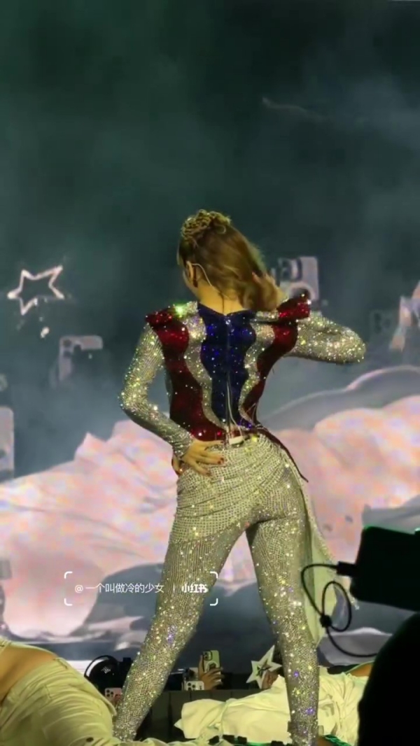 ชุด ลิซ่า ใส่ขึ้นคอนเสิร์ต BLACKPINK WORLD TOUR