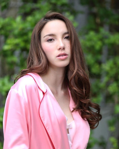 เทีย เดอะเฟซ ประวัติ